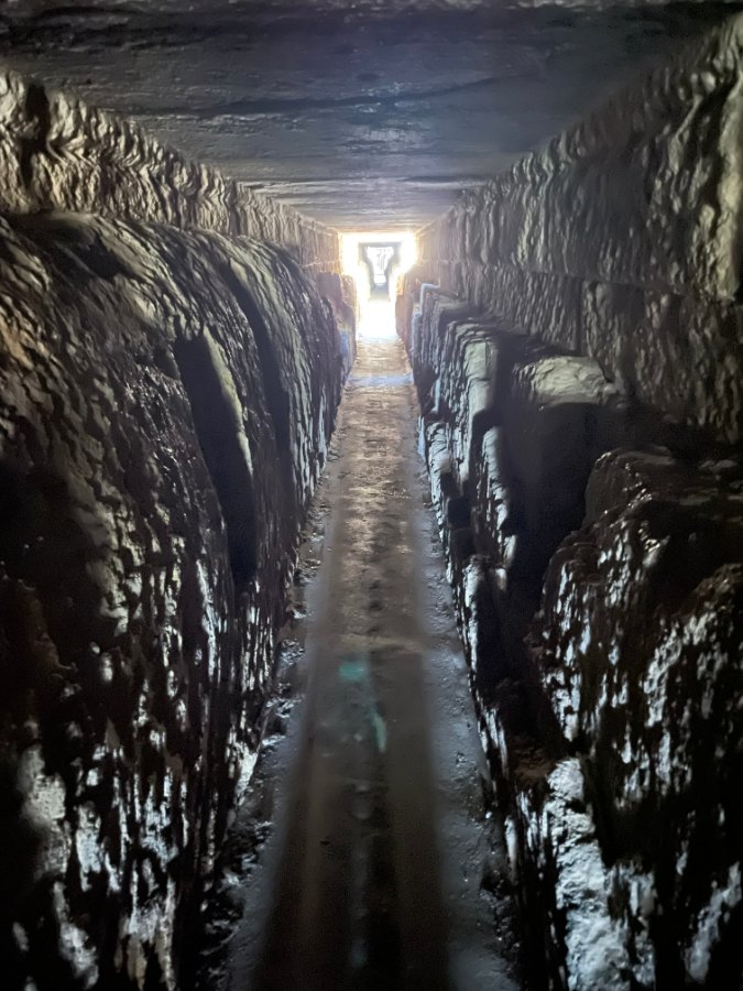 Layered carbonate deposits inside the Roman aqueduct that supplied Nîmes