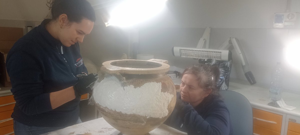 Finds from Tomb 10188 at Pontecagnano being prepared for public display