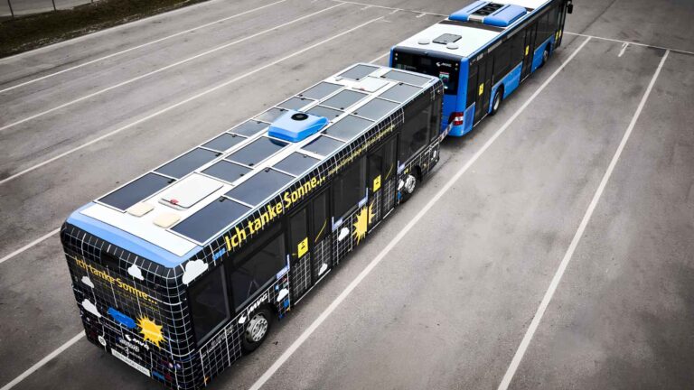 Sono Motors solar passenger trailer fitted with 20 solar panels behind an MVG bus in Munich.