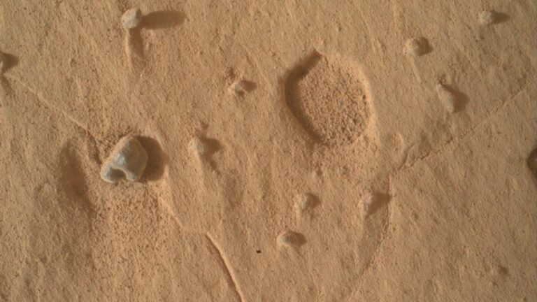 Curiosity rover MAHLI close-up of a broad, shallow pit in Martian bedrock in Gale Crater, about 0.39 inches across