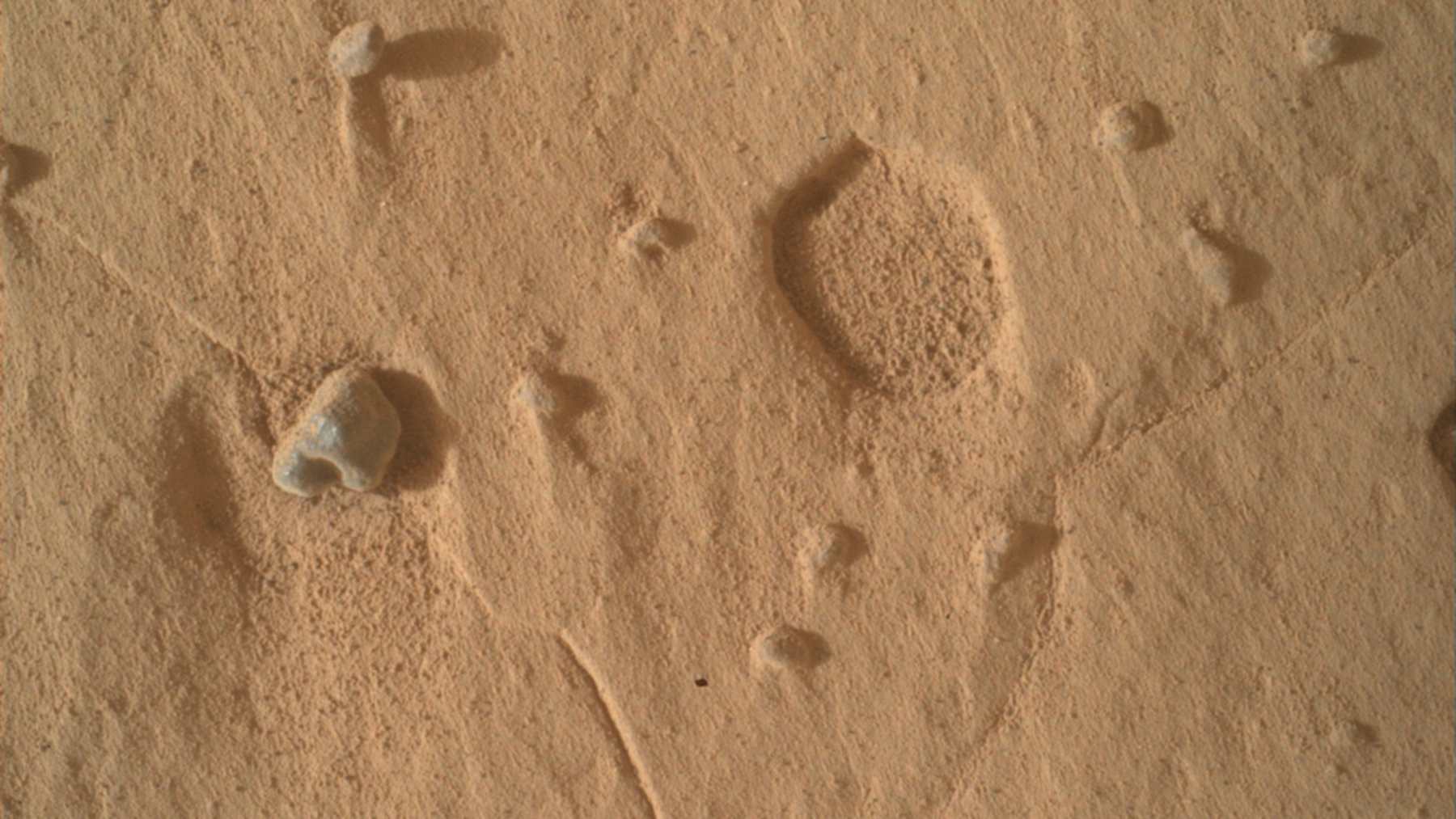 Curiosity rover MAHLI close-up of a broad, shallow pit in Martian bedrock in Gale Crater, about 0.39 inches across