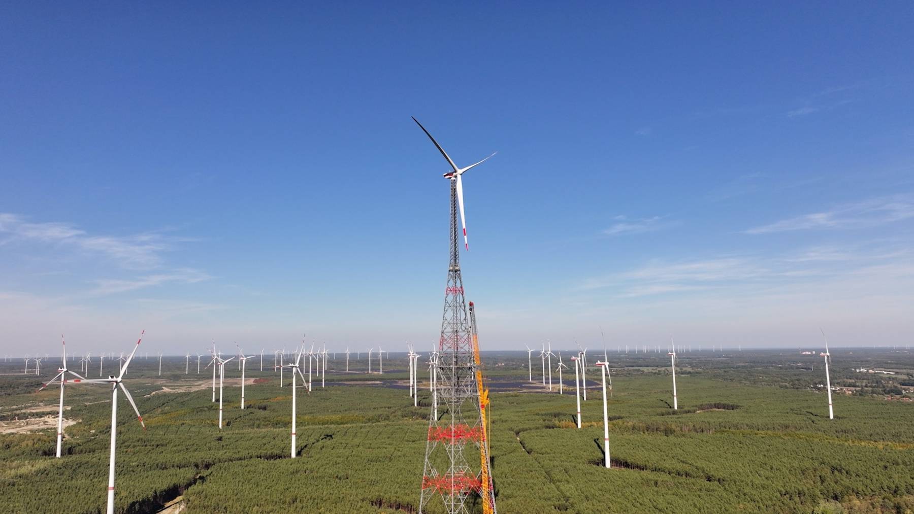 Aerial view of the GICON high-altitude wind turbine in Schipkau, Germany, rising above a wind farm
