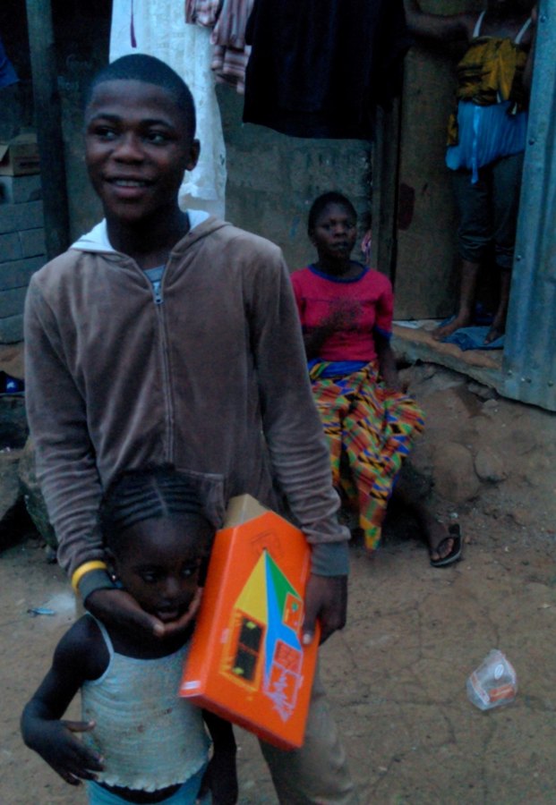 Kelvin Doe holding a Kano computer kit in Sierra Leone in 2013