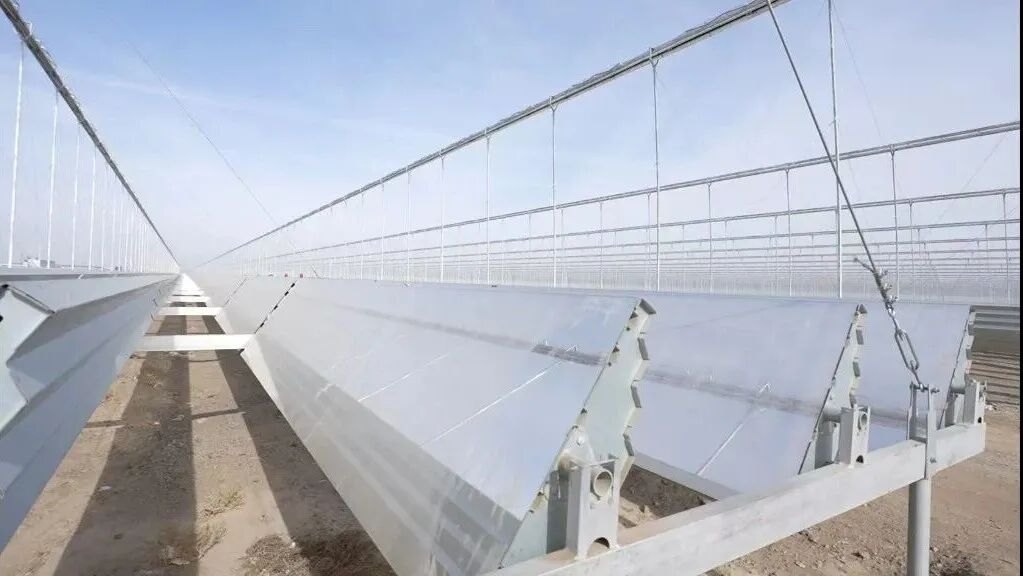 Rows of linear Fresnel mirrors that heat molten salt at the Hami solar thermal plant