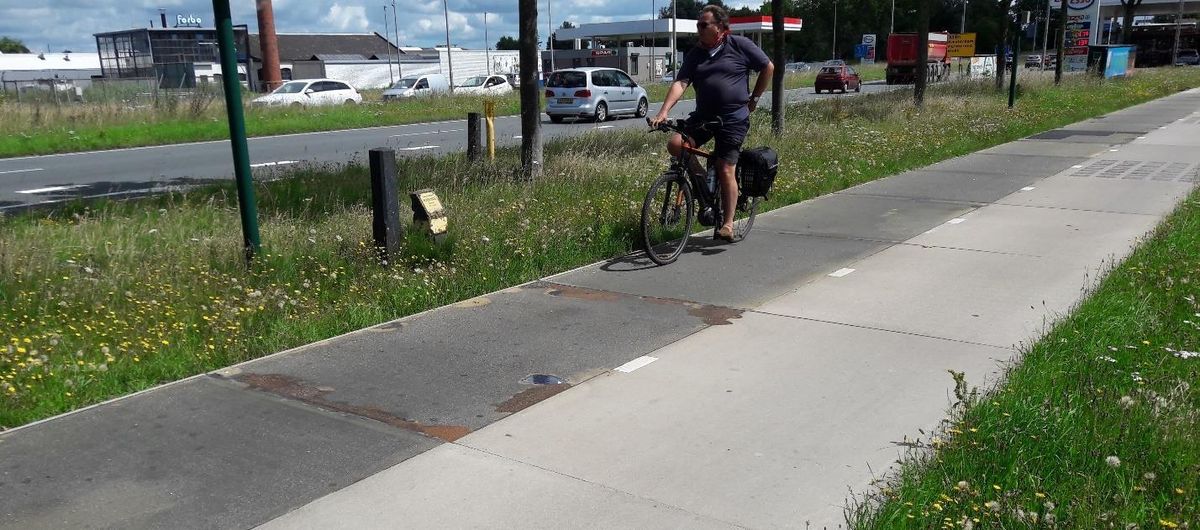 Worn SolaRoad solar bike path with a worn top layer along the N203 road in Krommenie in 2020