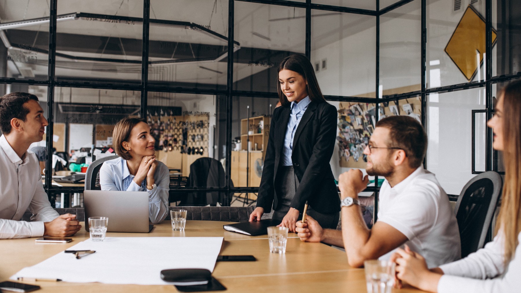reunion empresa hablando sobre los desafios en 2024