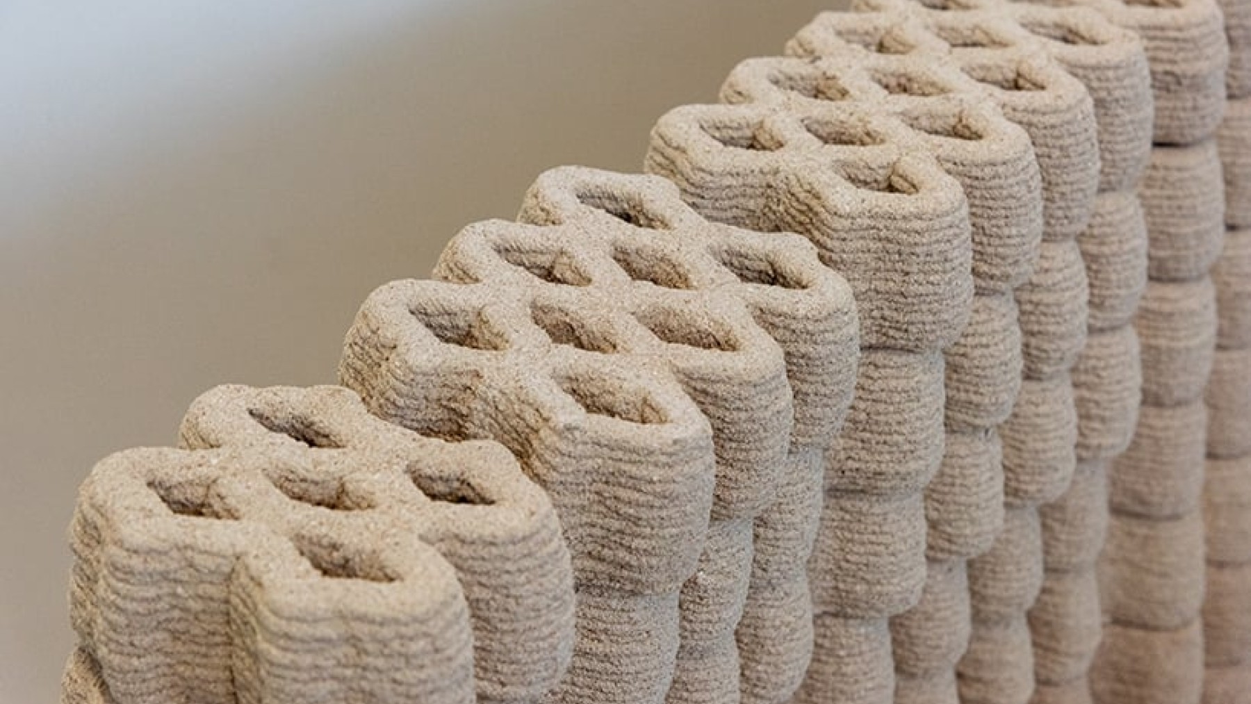 Empresa mexicana ha creado un ladrillo hecho con huevo impreso en 3D