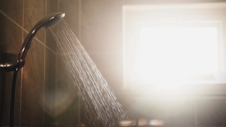 ducha de agua caliente