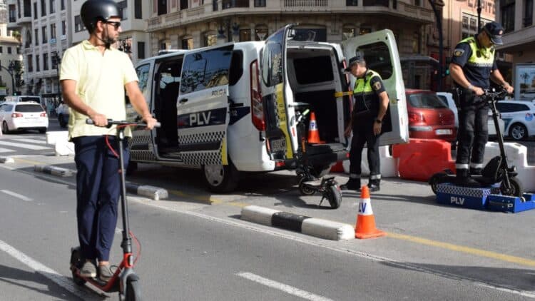 Aumentan las reglas de la DGT: Un montón de multas nuevas por cientos de euros 1 Conductor de patinete