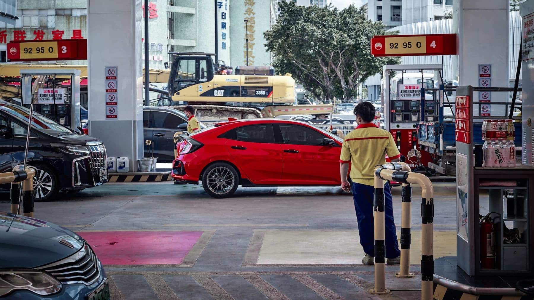 Automóviles en una estación