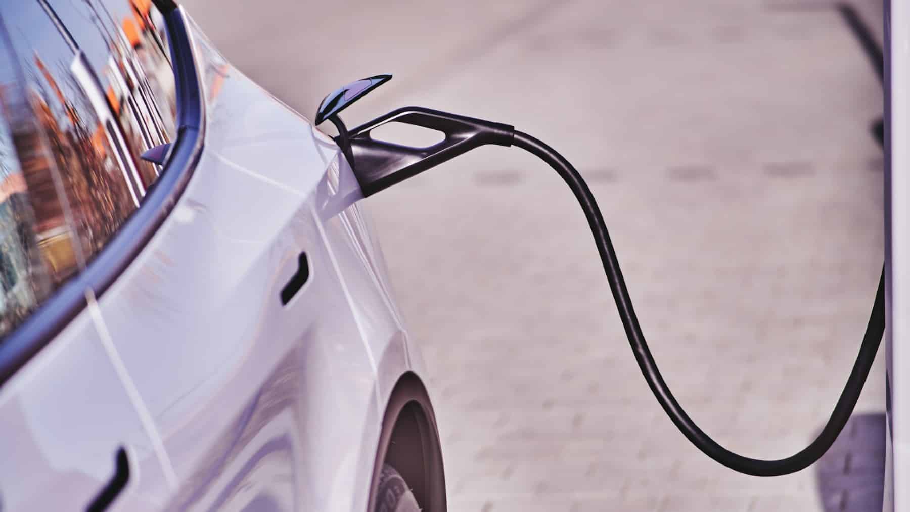 Auto eléctrico cargando