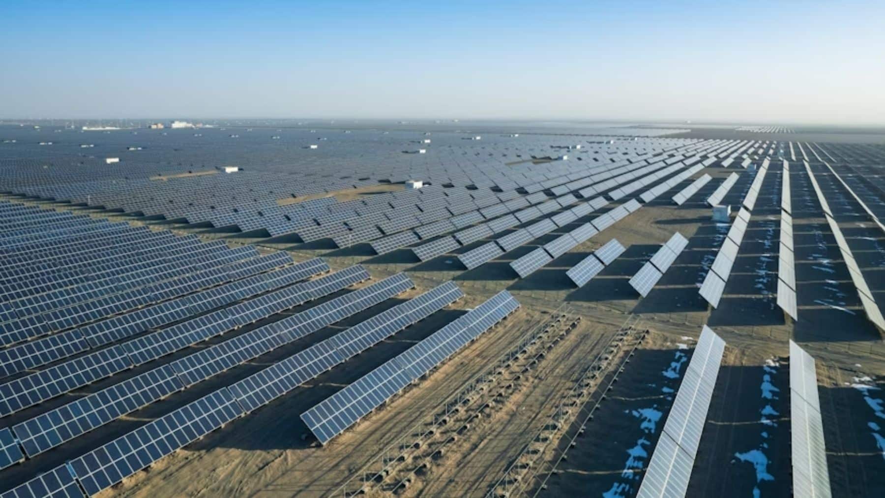 Paneles solares en el desierto asíatico