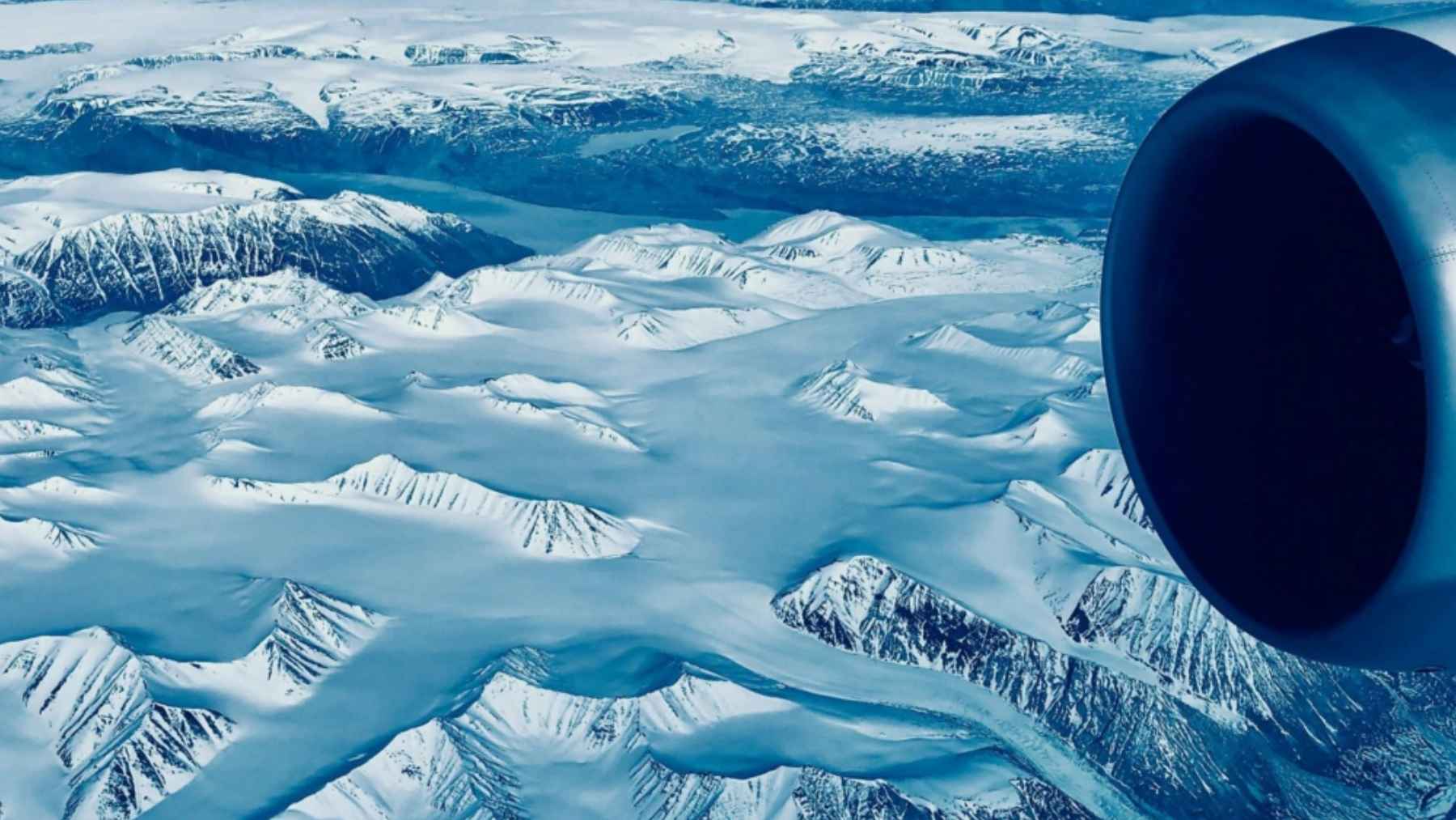 Vista aérea del Ártico con hielo y glaciares desde un avión, en un contexto de calentamiento acelerado y pérdida de hielo marino.