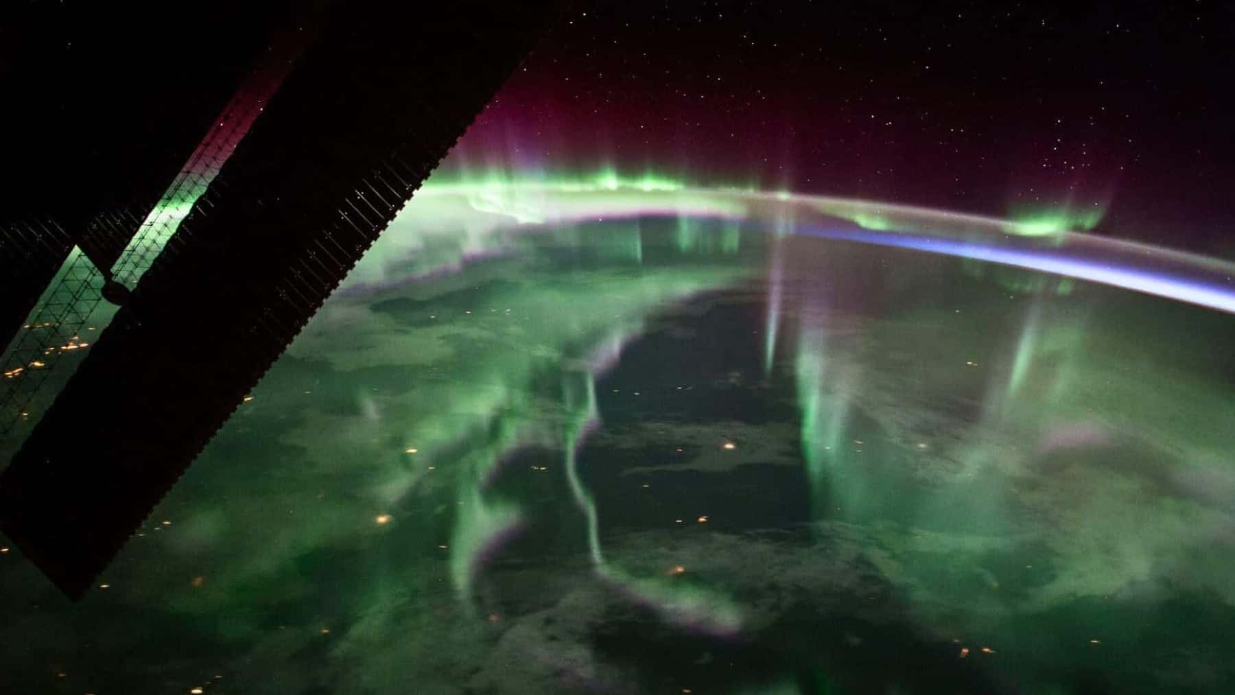Aurora boreal observada desde el espacio sobre la atmósfera de la Tierra