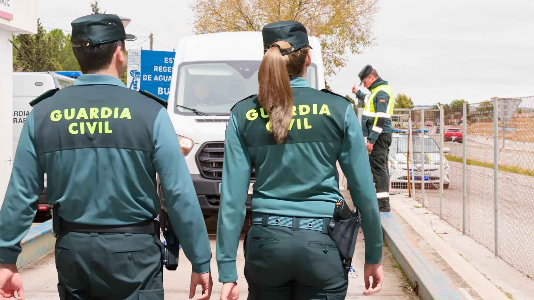 Control de la Guardia Civil a una furgoneta durante una campaña de vigilancia de la DGT