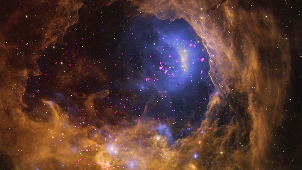 Cielo espacial con gases y estrellas