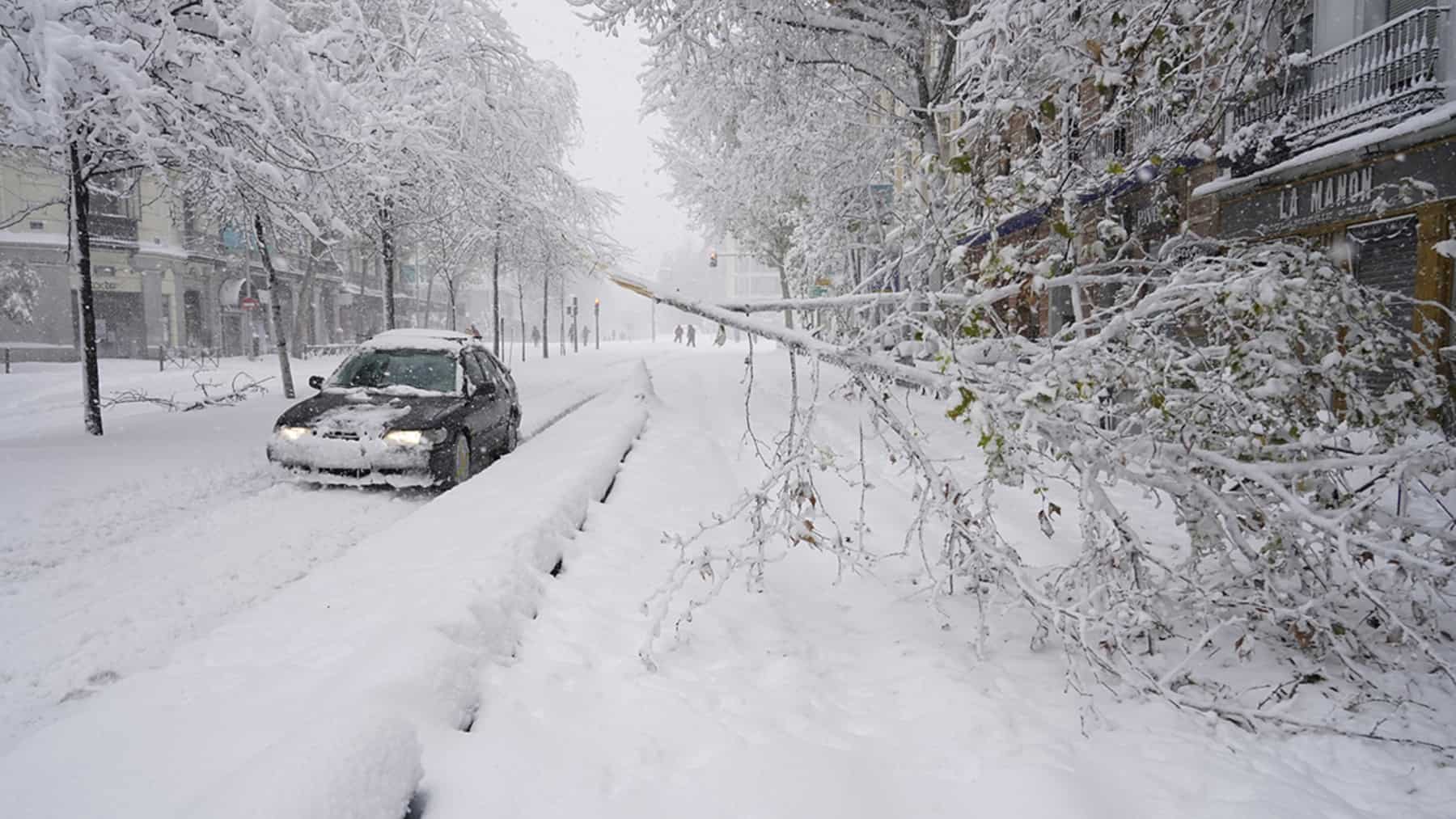 Coche enterrado en nieve