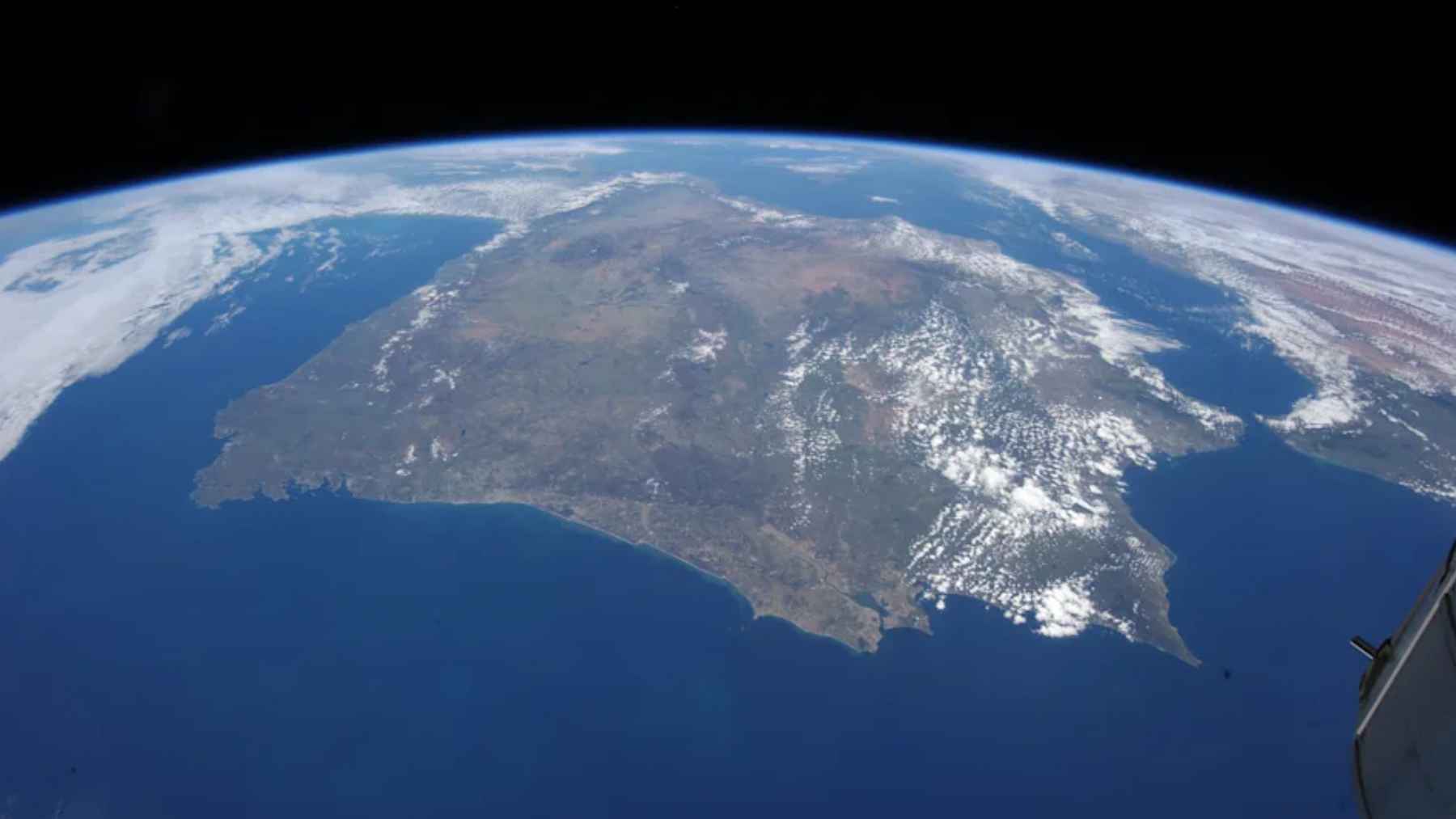 Vista de la Península Ibérica desde el espacio mostrando España y Portugal bajo el empuje tectónico de la placa africana