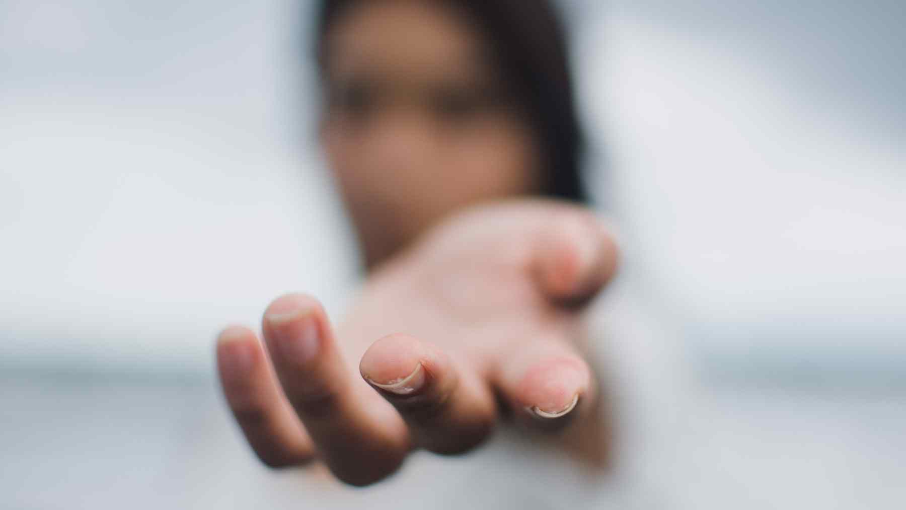 Un experimento sugiere un ‘séptimo sentido’ en la mano: detectar objetos bajo la arena sin tocarlos