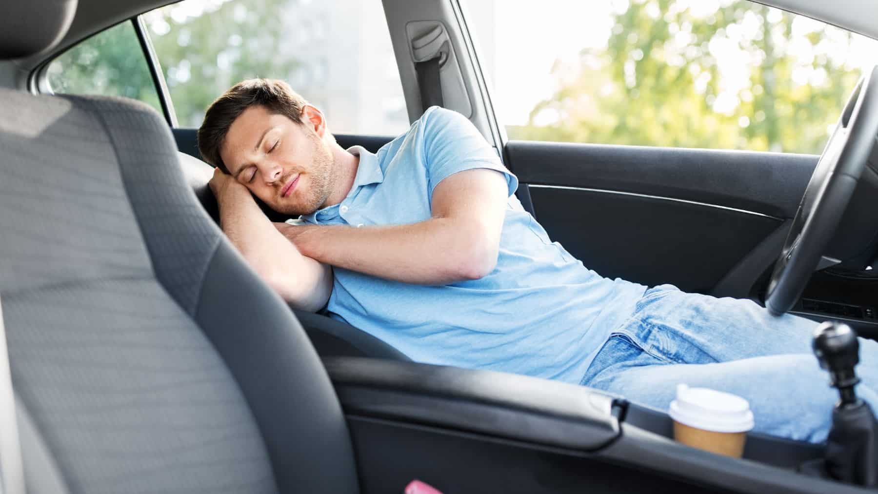 Persona duerme en un coche