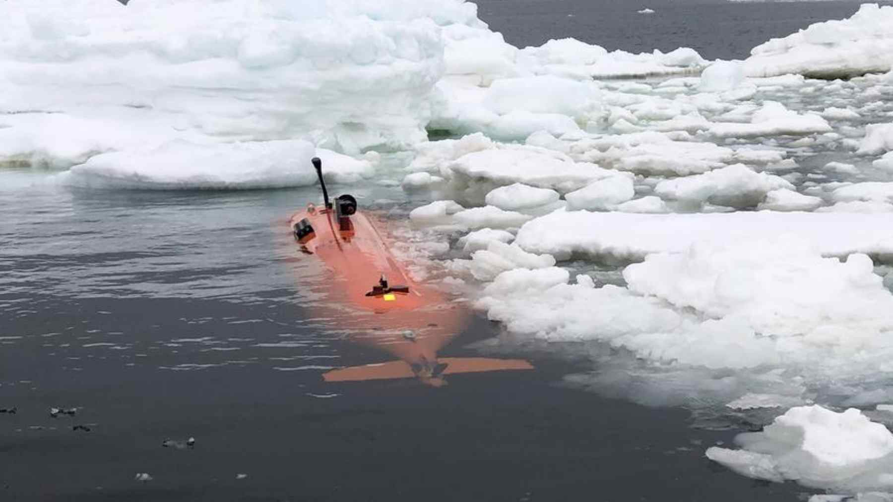 Un submarino detecta formas extrañas bajo el hielo de la Antártida y, poco después, se pierde la señal
