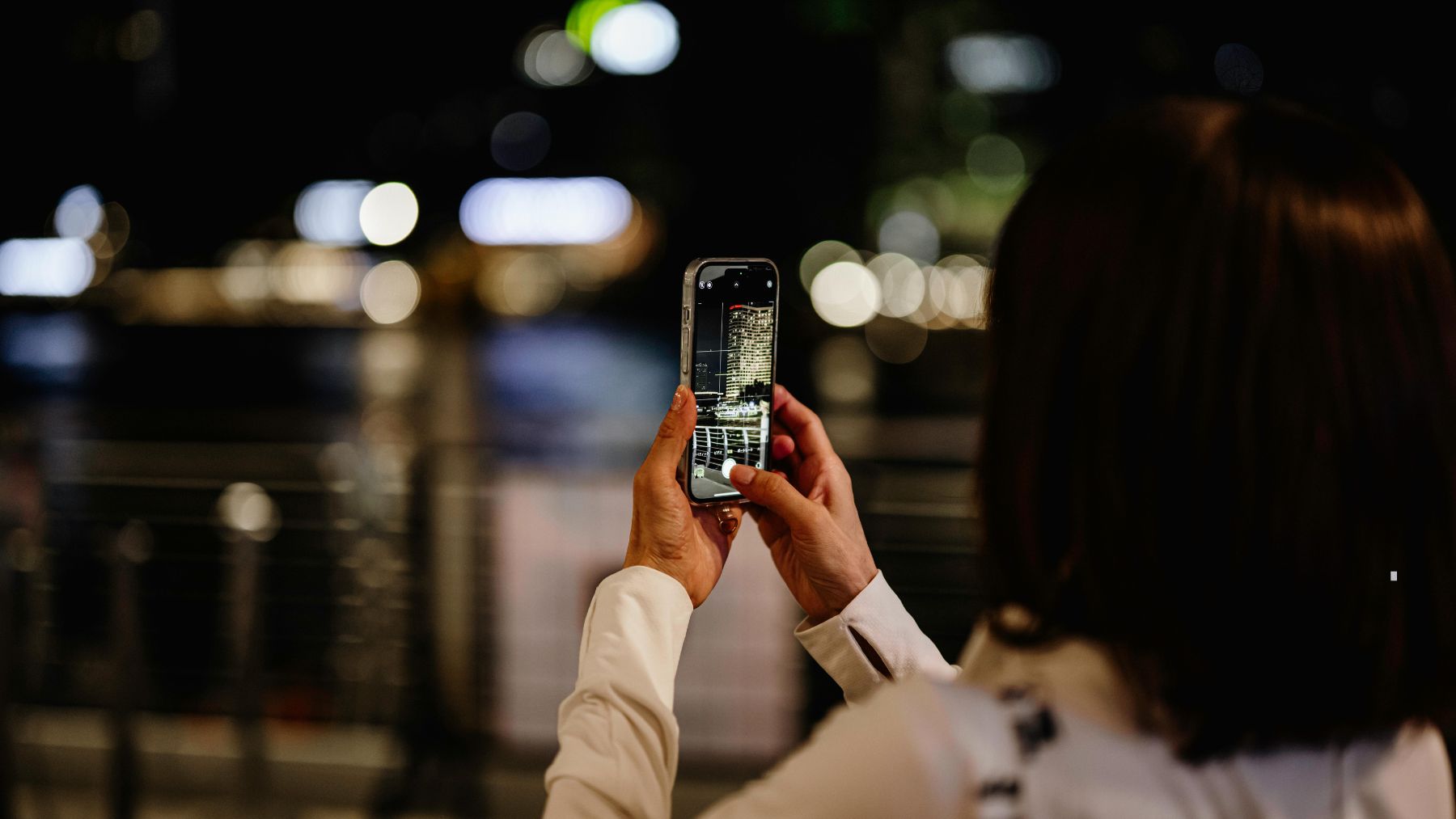 Adolescente usando el móvil por la noche, imagen representativa del uso adictivo de pantallas en jóvenes
