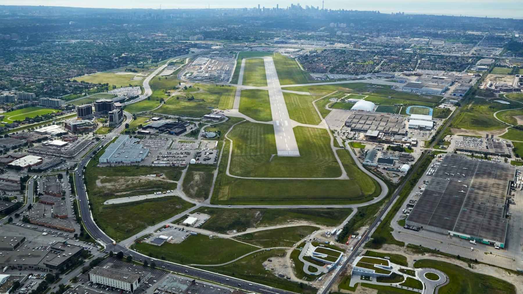 Vista aérea del aeropuerto abandonado de Downsview en Toronto que será transformado en una nueva ciudad sostenible