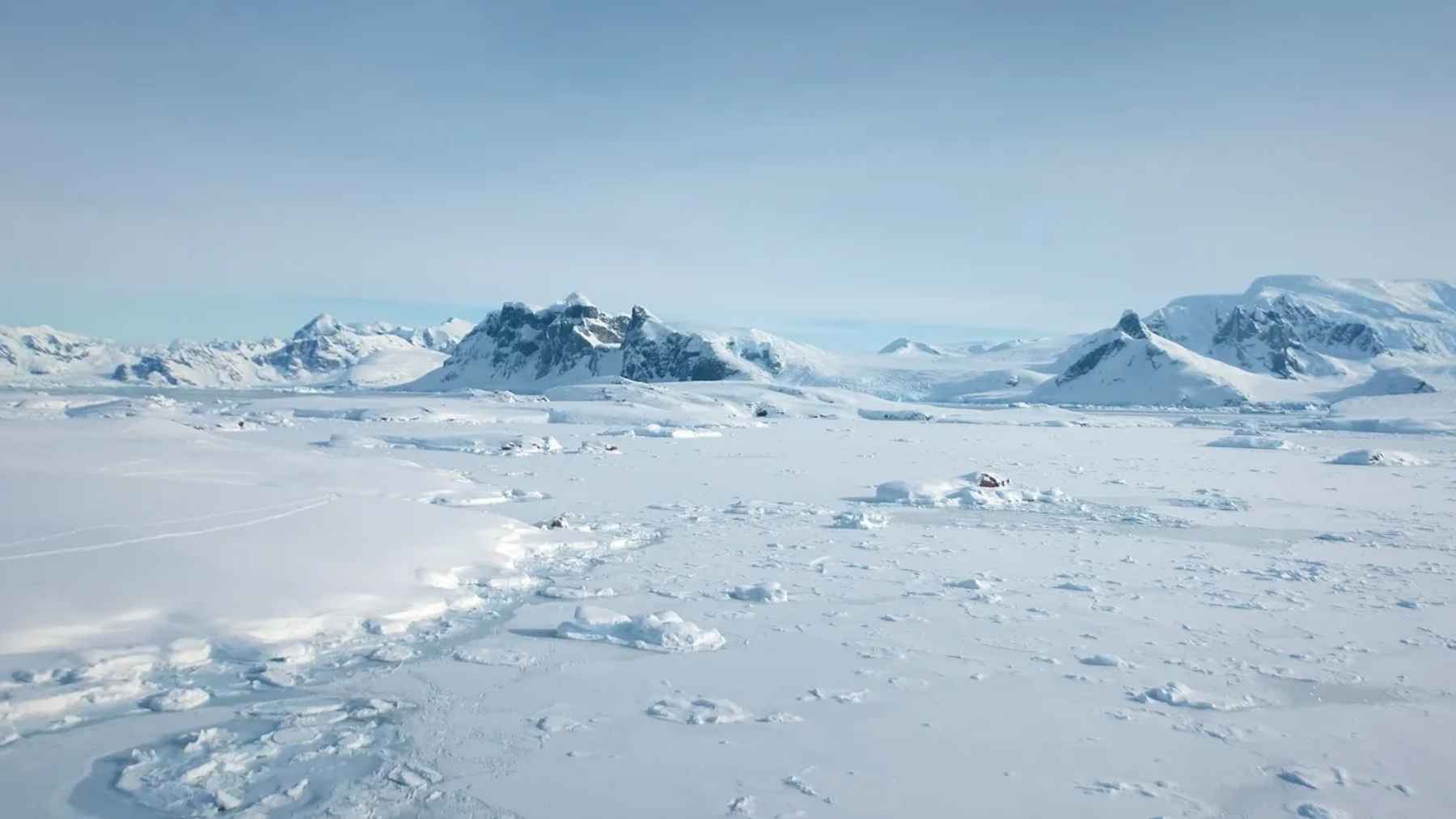 Hielo antártico y mar helado donde científicos hallaron un “archivo” geológico de gran antigüedad bajo la Antártida