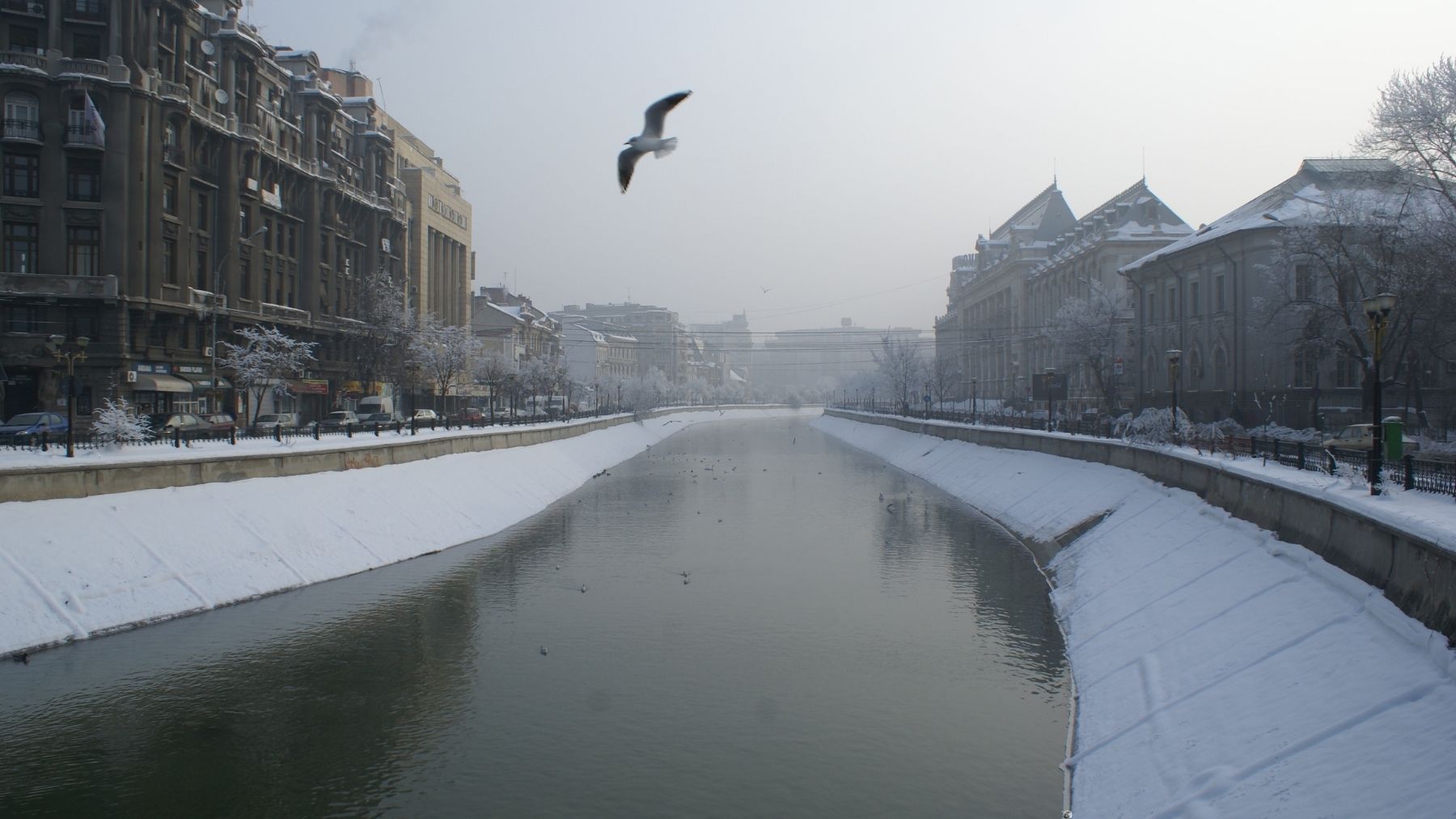 Canal de Bucarest cubierto de nieve durante la crisis de calefacción urbana por pérdidas masivas de agua caliente