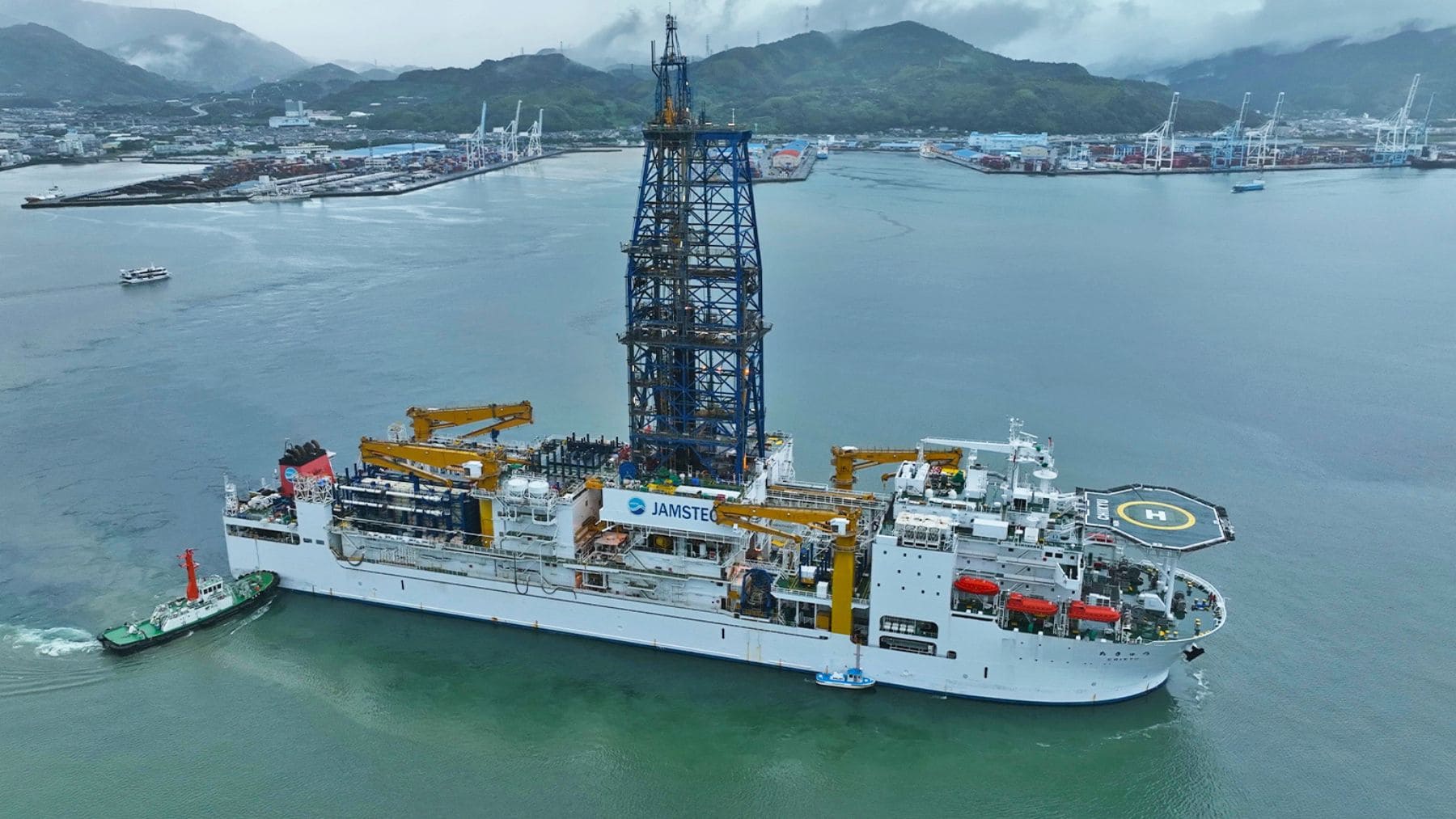 Buque de investigación Chikyu durante una prueba de extracción de lodo con tierras raras a 6.000 metros de profundidad