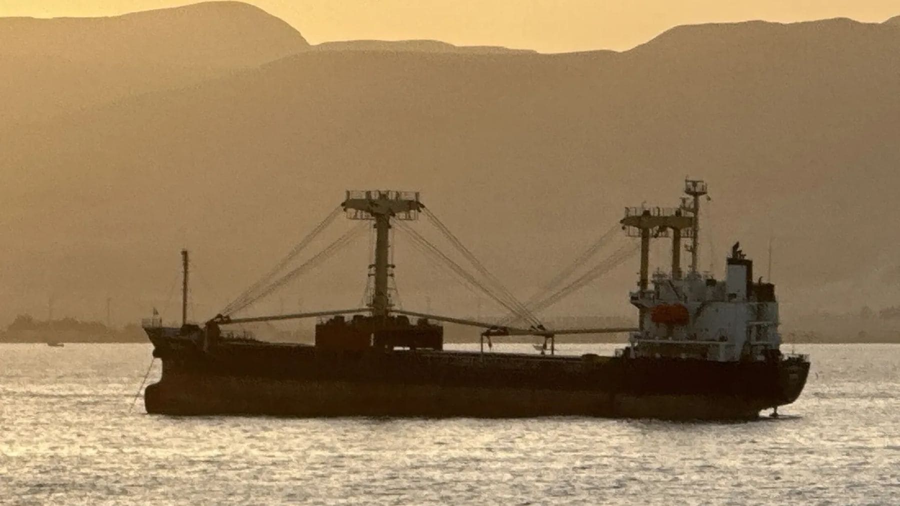 Buque de carga transporta combustible desde África en una compra puntual de Cuba por la crisis energética