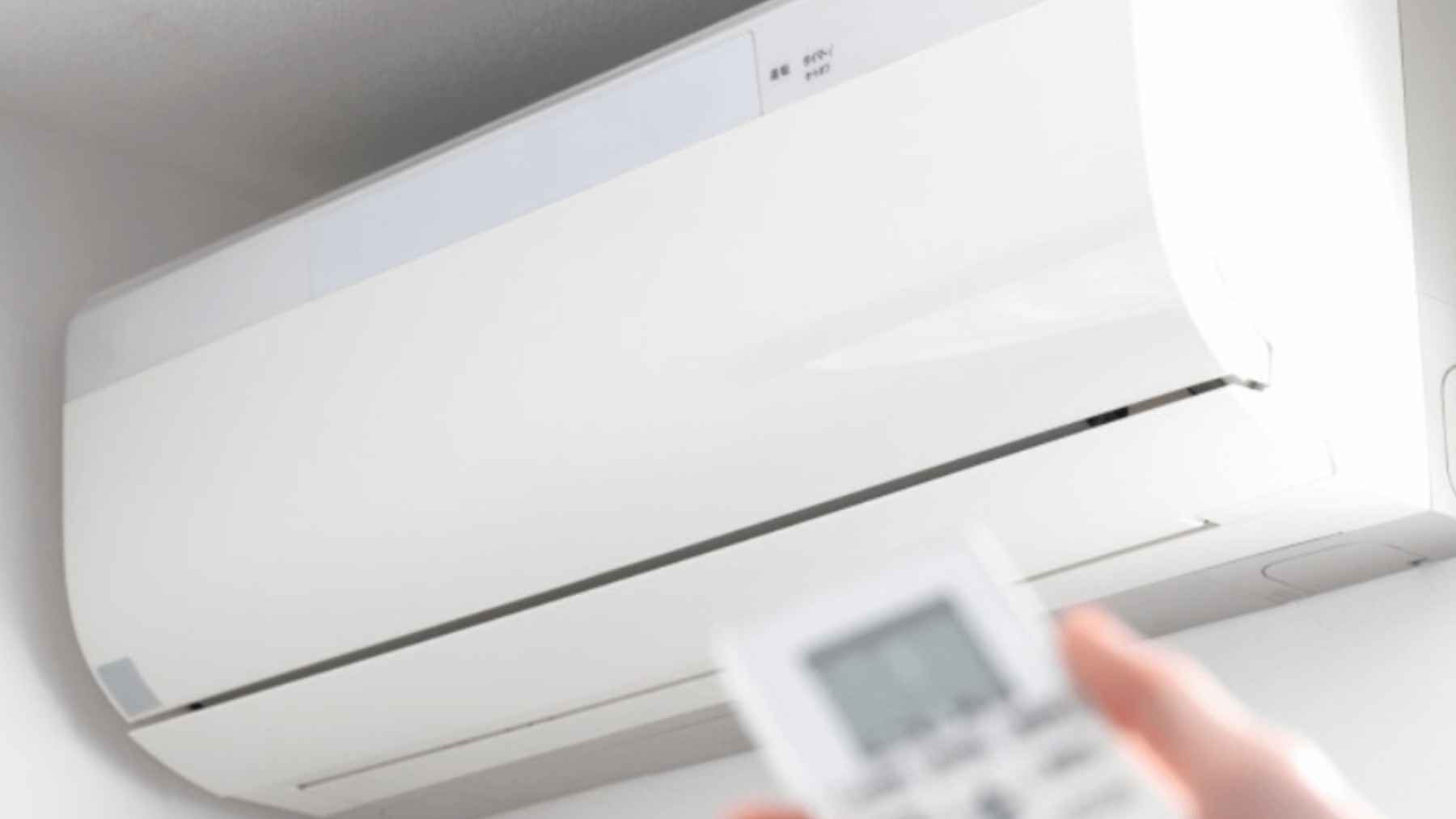 Aire acondicionado en modo calor con mando a distancia, ejemplo de ajuste de temperatura para ahorrar energía en casa.