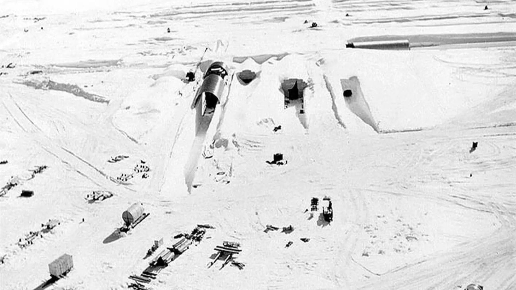 Vista aérea histórica de Camp Century, la base militar estadounidense enterrada bajo el hielo de Groenlandia.