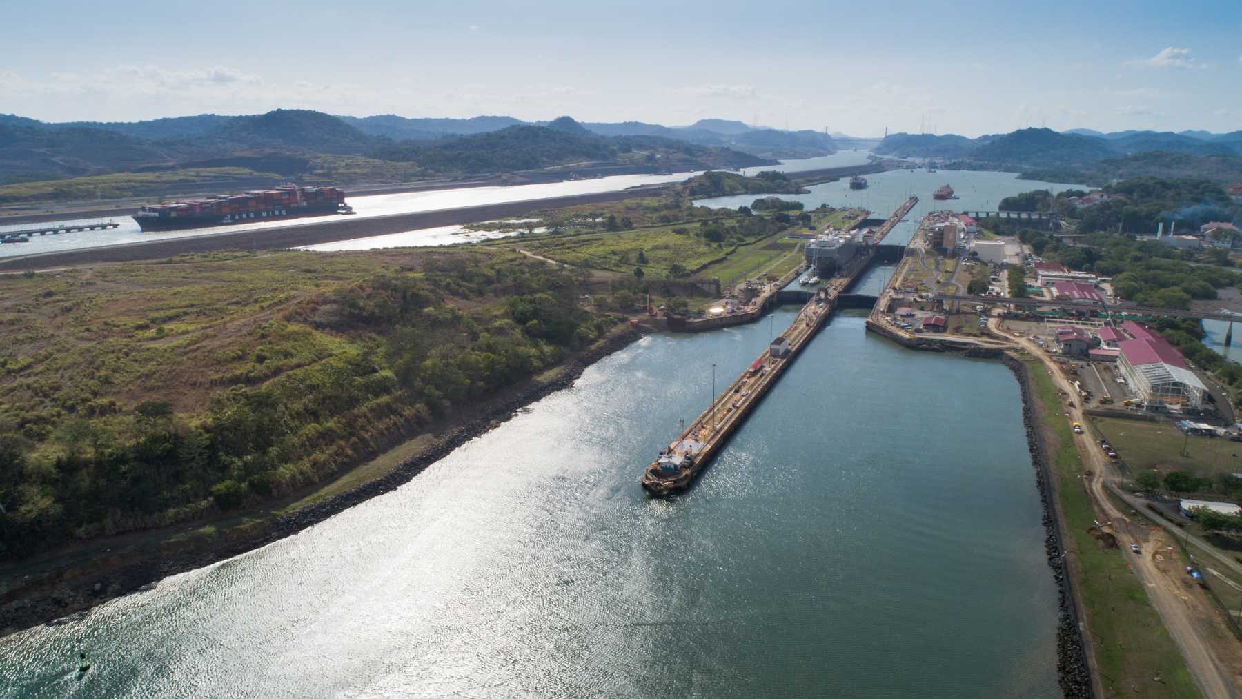 Vista aérea de las esclusas del Canal de Panamá con buques de carga transitando.