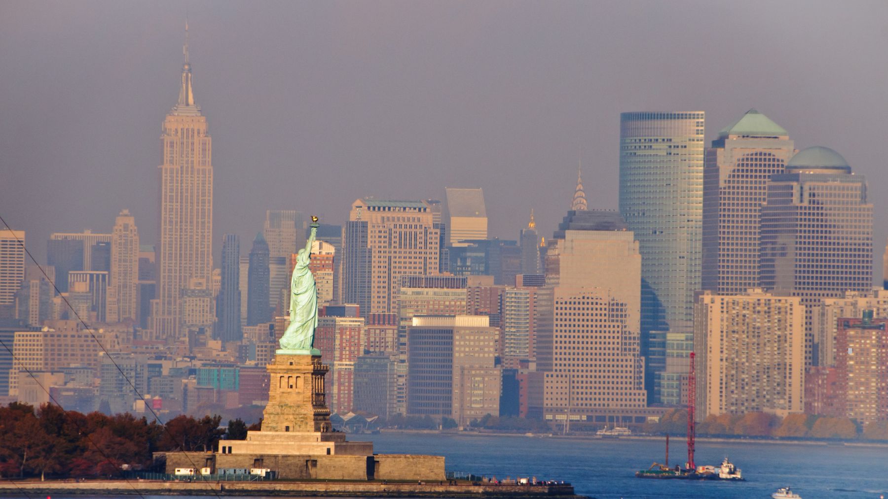 Estatua de la Libertad y rascacielos de Nueva York, una de las ciudades de Estados Unidos con mayor riesgo de hundimiento del suelo.