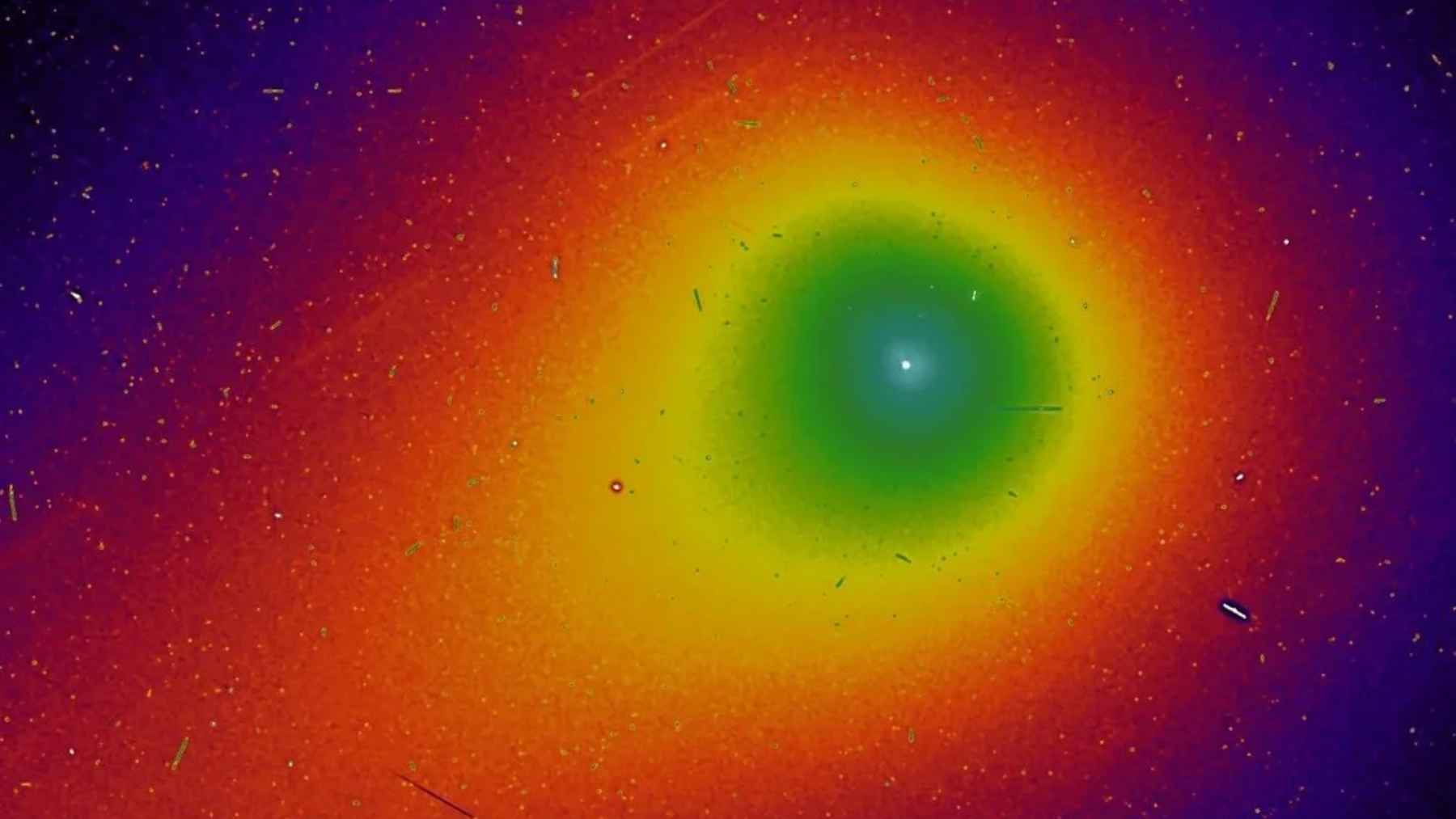 Imagen en falso color del cometa interestelar 3I/ATLAS con su coma brillante y estructura de “anticola” cercana al núcleo
