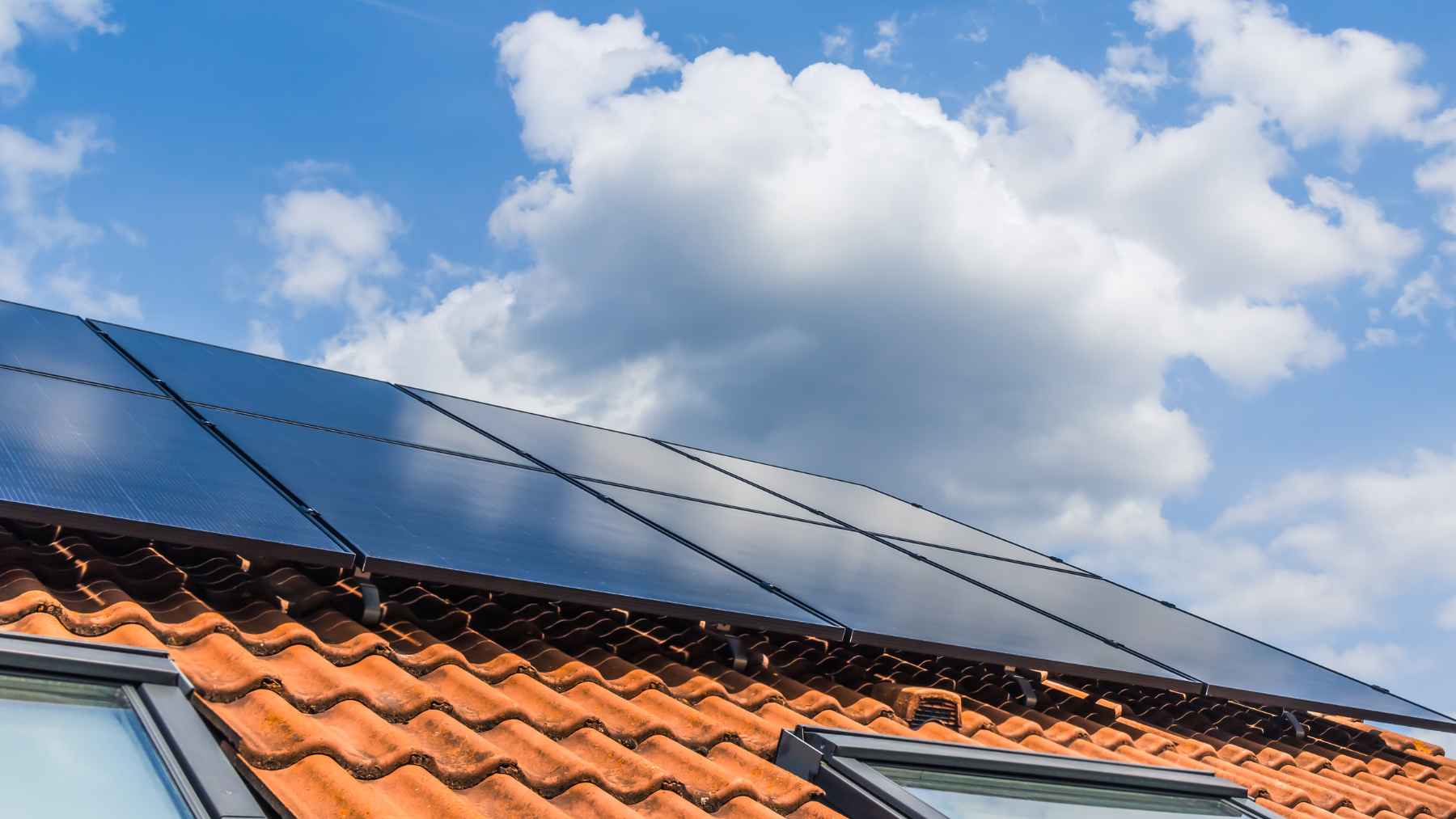 Paneles solares en el tejado de una vivienda (autoconsumo) y vertido de excedentes a la red