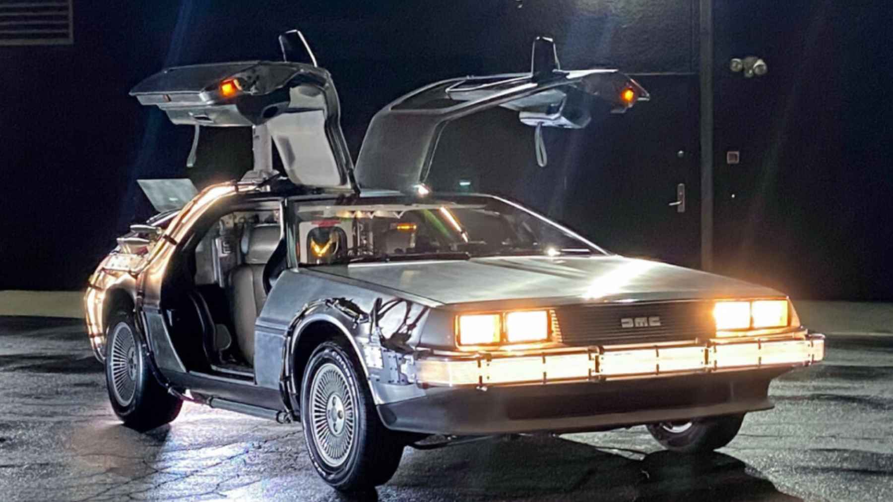 DeLorean DMC-12 con puertas abiertas, icono de “Regreso al Futuro”, asociado al viaje en el tiempo