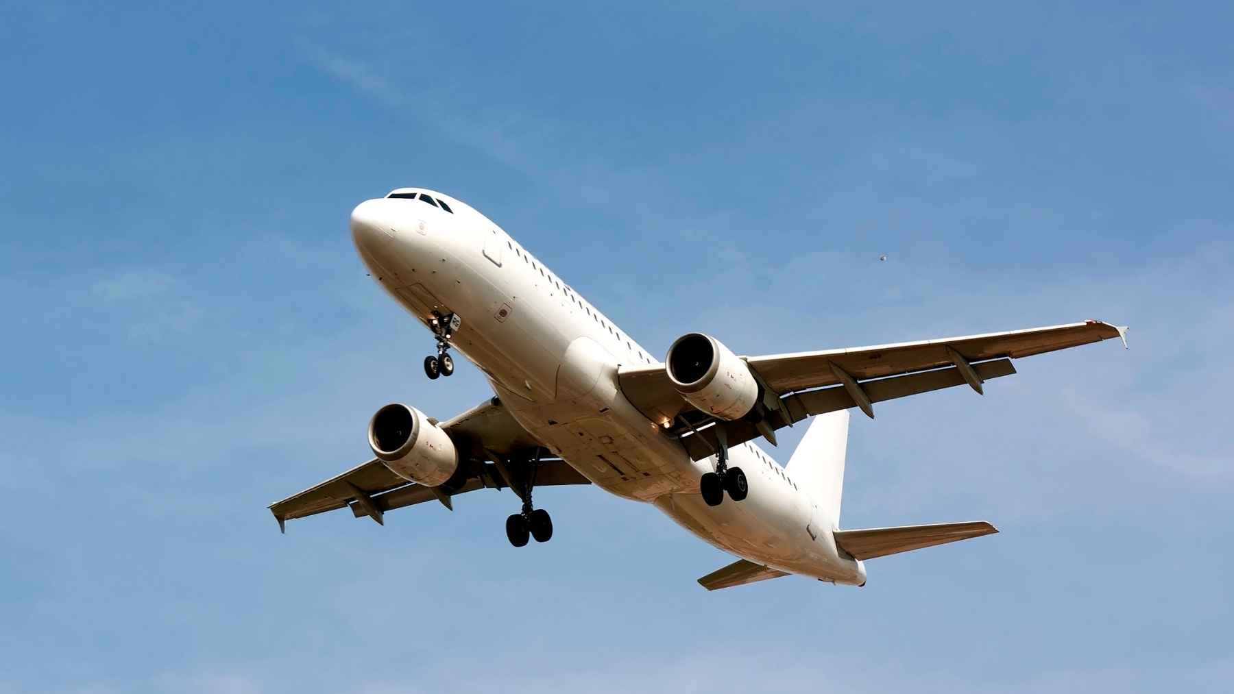 Avión comercial en fase de ascenso mostrando la estructura inferior de las alas donde se sitúan los depósitos integrales de combustible.