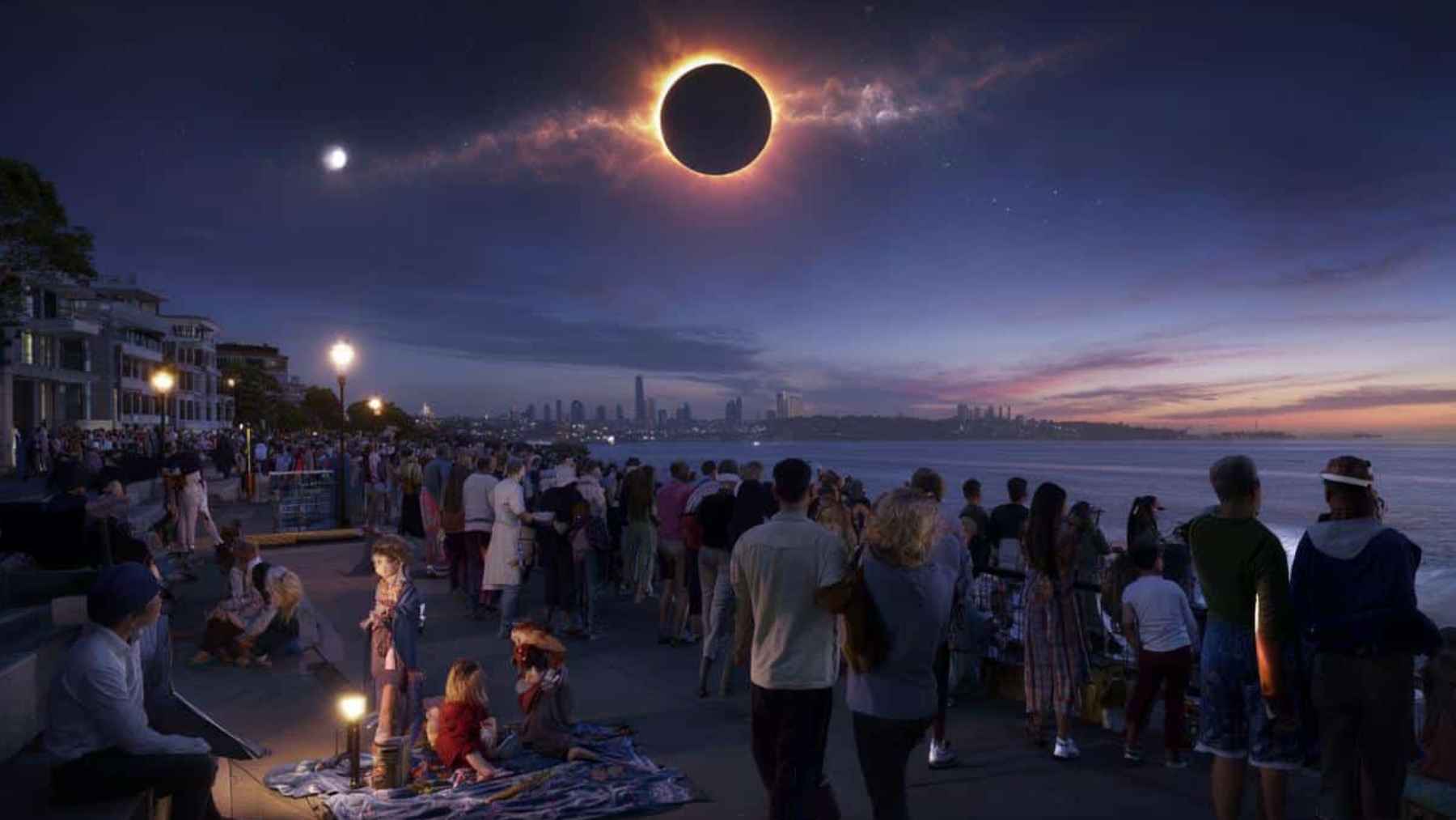 Eclipse solar total 2027 sobre una ciudad costera, con cientos de personas observando el cielo al anochecer.