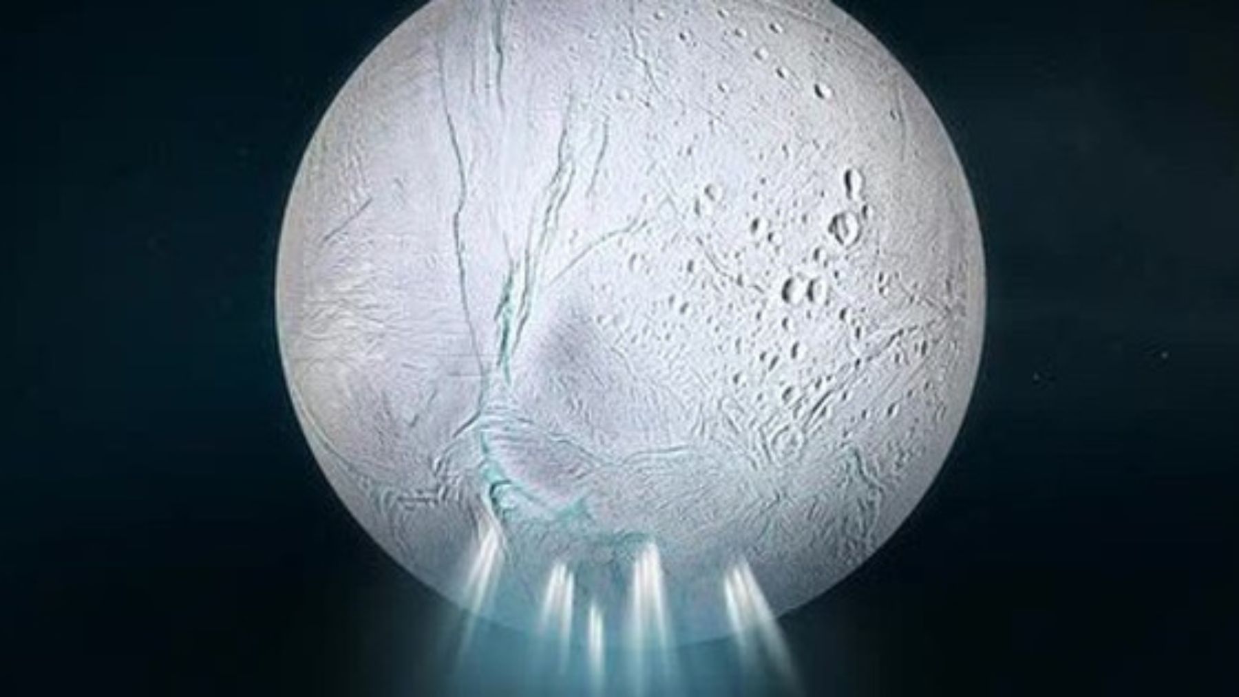 Encélado, luna de Saturno, expulsando géiseres de agua helada desde su océano subterráneo según datos de la NASA