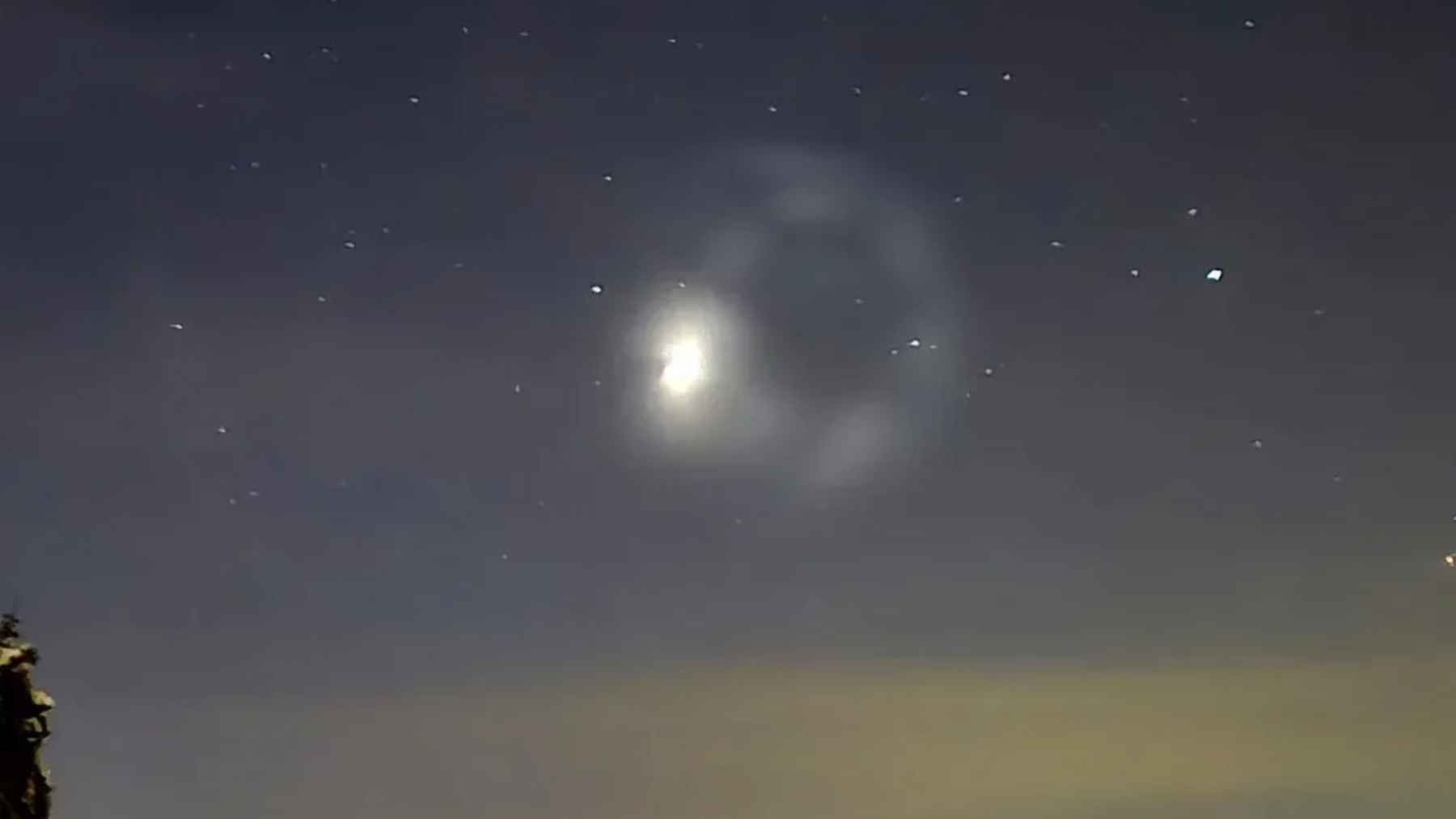 Espiral azul en el cielo nocturno sobre Hungría causada por la segunda etapa de un Falcon 9 de SpaceX
