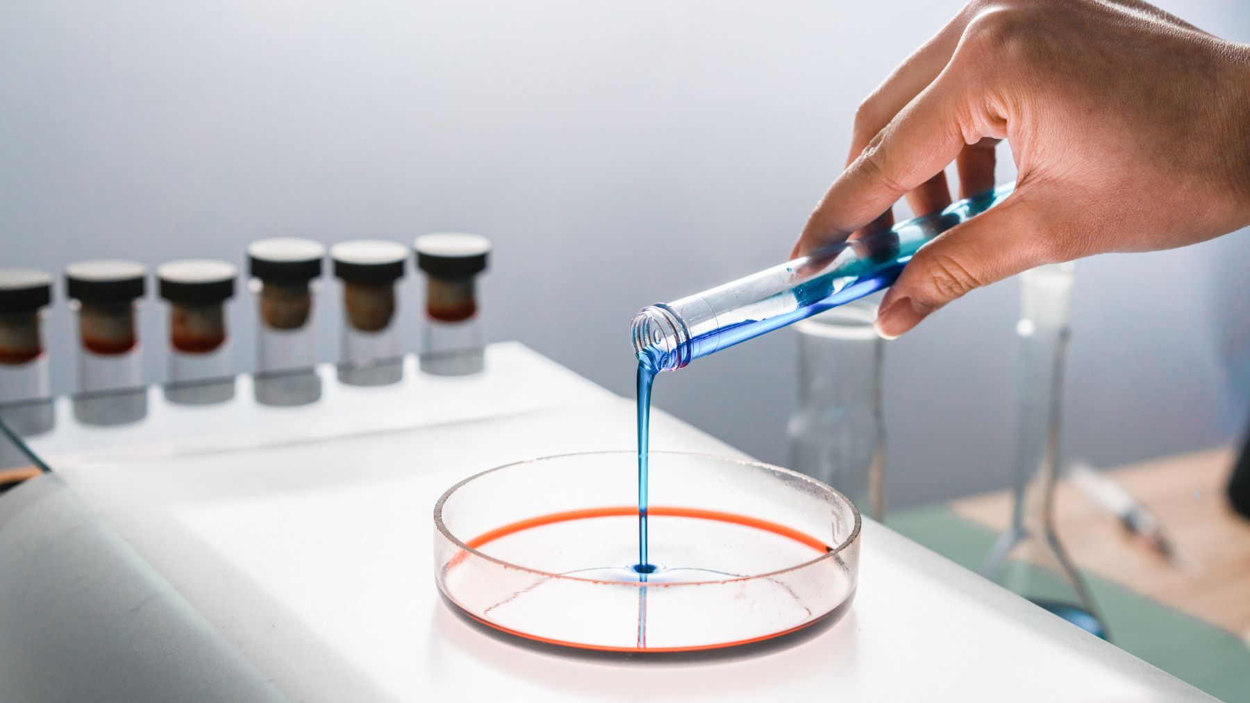 Experimento científico que analiza el envejecimiento del ADN en laboratorio