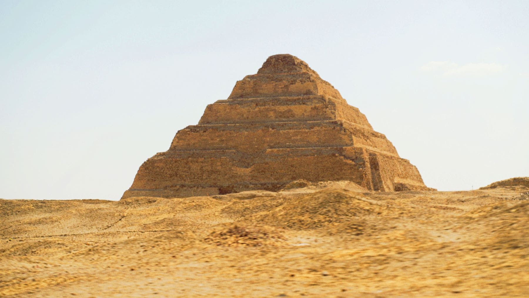 Pirámide escalonada de Saqqara en Egipto, representando la era del Reino Antiguo y el origen de los antiguos egipcios.