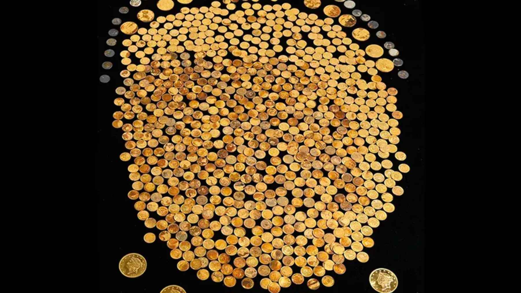 Cientos de monedas de oro extendidas sobre fondo negro, imagen asociada al tesoro hallado por un granjero en Kentucky