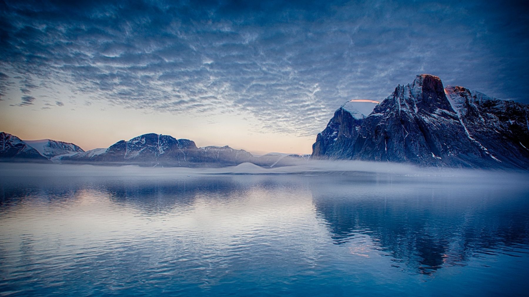 Groenlandia rodeado de hielo y montañas, en una isla rica en minerales críticos y potencial energético