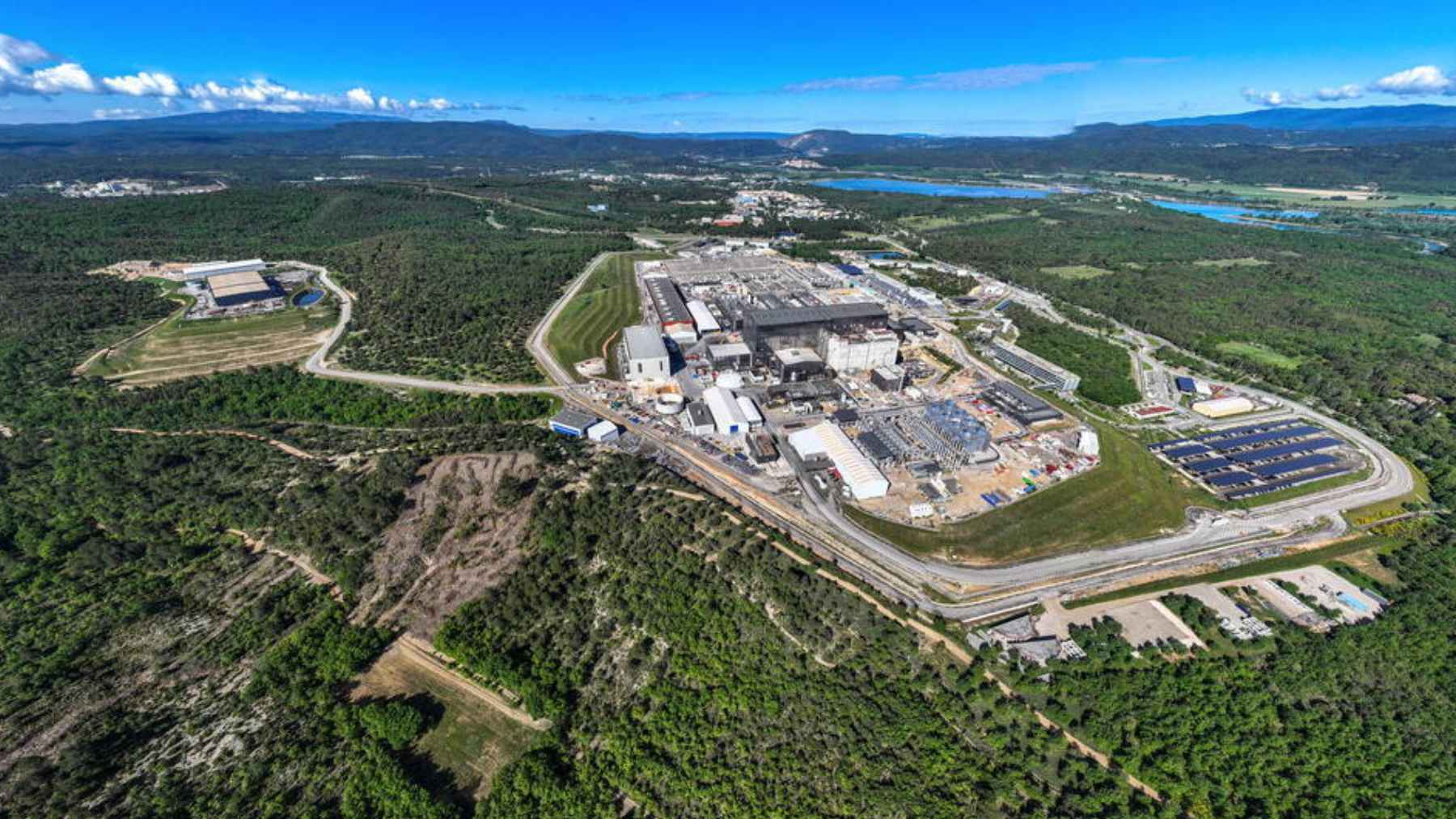 Vista aérea del complejo del reactor de fusión ITER en Cadarache (sur de Francia) durante la fase de construcción