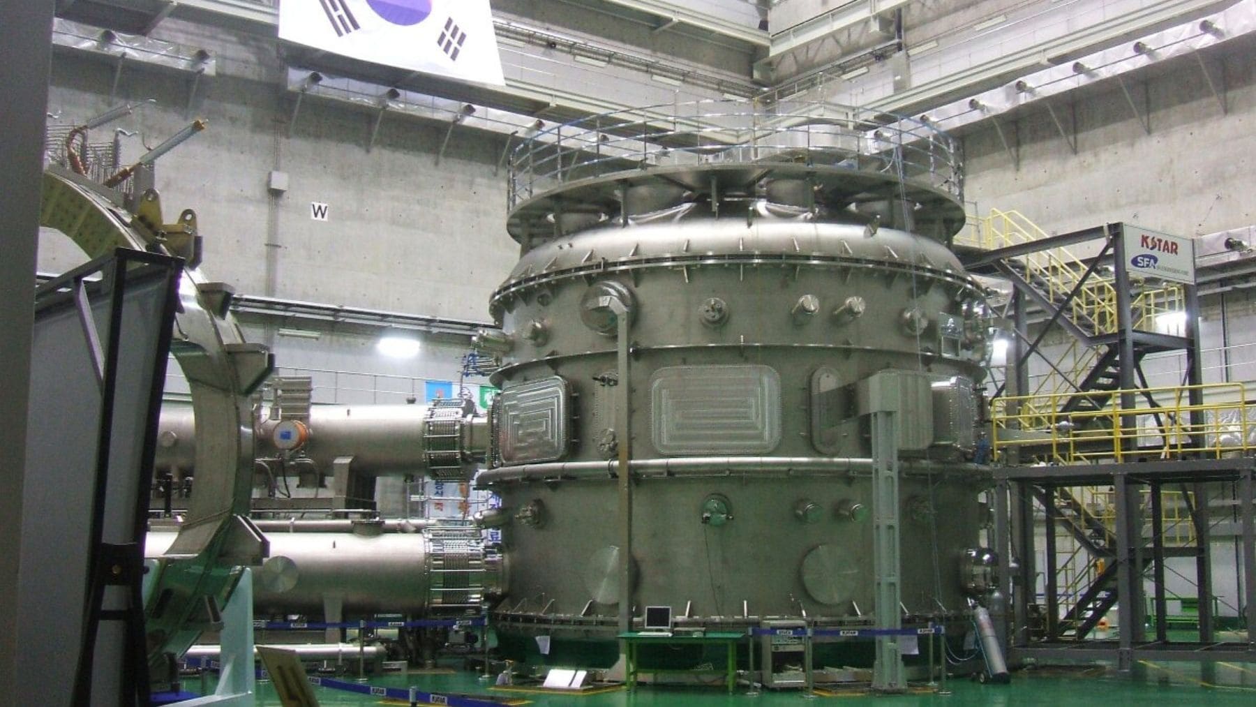 Reactor de fusión nuclear KSTAR en Corea del Sur durante pruebas de plasma estable