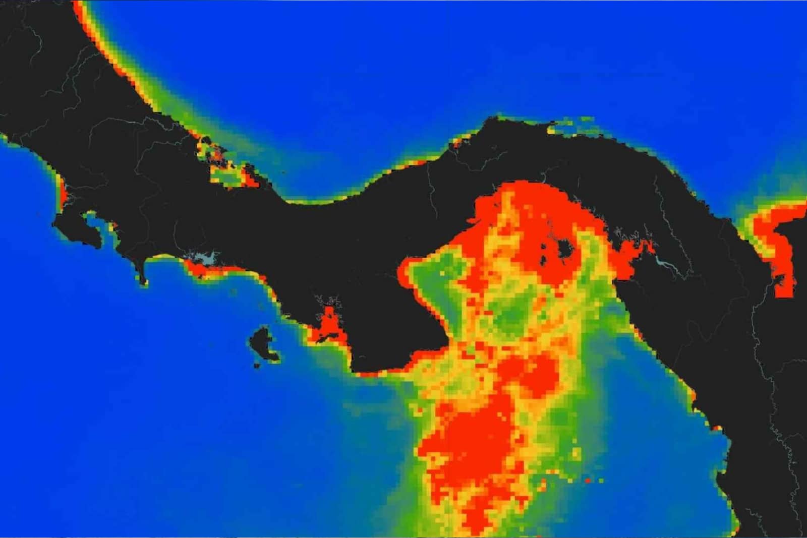 Mapa de Panamá con superposición de colores de imagen satelital que indica una zona de tormenta o lluvias intensas en el área marítima