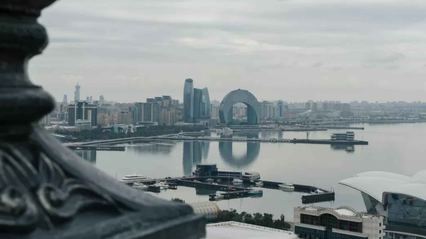 Vista del Mar Caspio en Bakú con descenso del nivel del agua y costa urbana visible